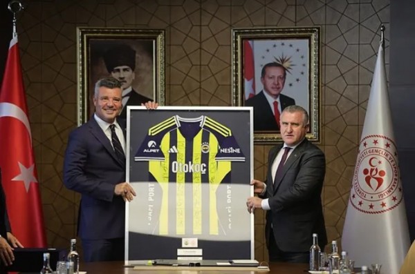 Bakan Bak, Fenerbahçe yönetimini kabul etti!